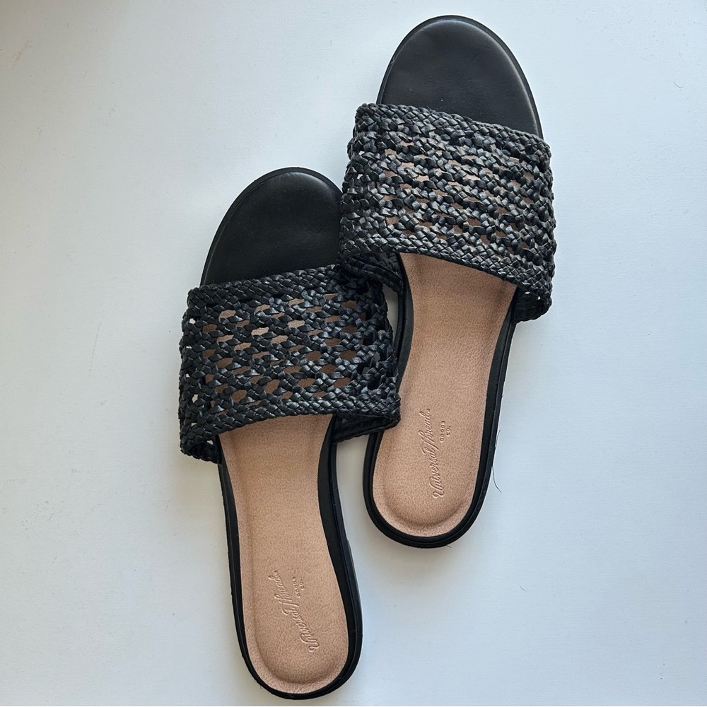 Universal Thread Women’s Black Sandals